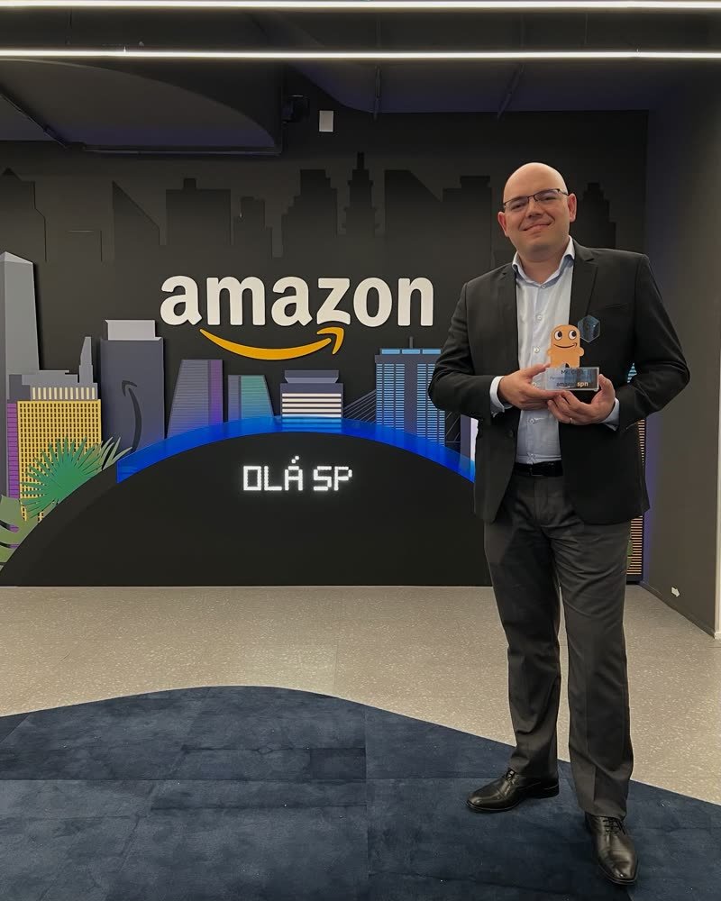 Valdir Ponchio recebendo o prêmio Amazon SPN